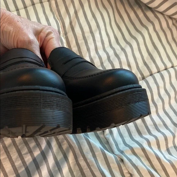 Qupid Black Loafers Timeless Slip-On Design - Picture 6 of 6